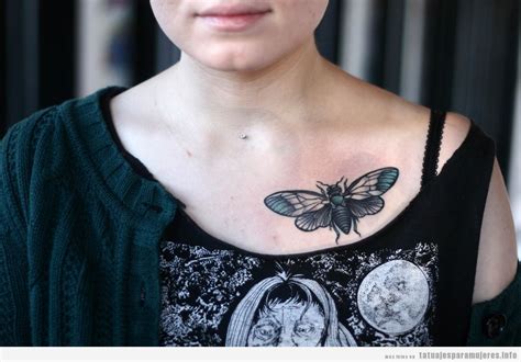 tatuajes para mujeres en el pecho y su significado|Tatuajes en el pecho para mujer: Diseños delicados y。